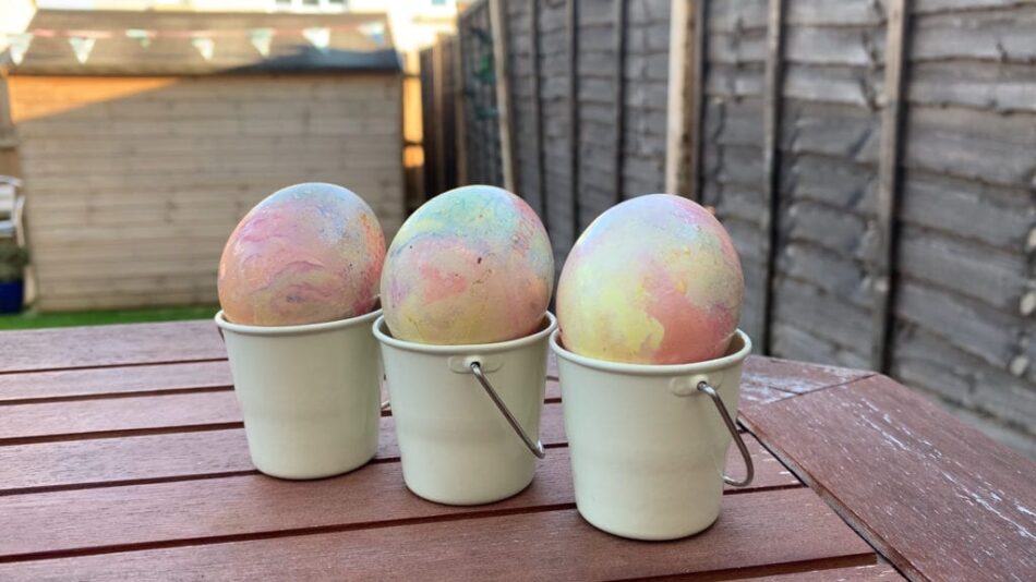 Farverige marmorerede æg håndværk