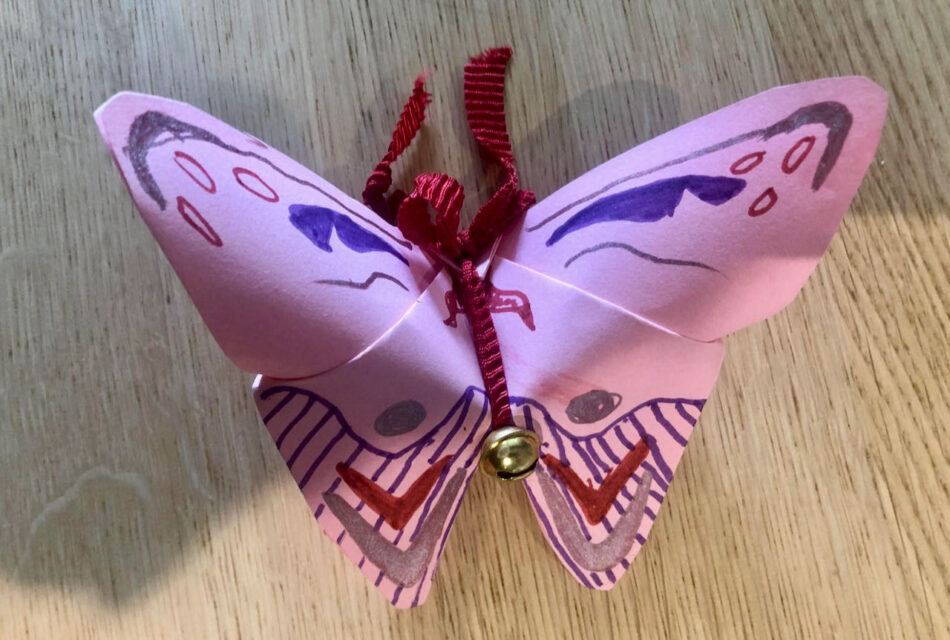Gør det selv kattelegetøj lyserød sommerfugl