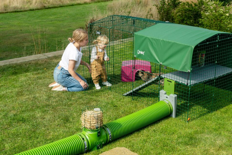 Mor og barn med kæledyrskaniner med Omlets tunnelsystem med Omlet kaninplatforme 