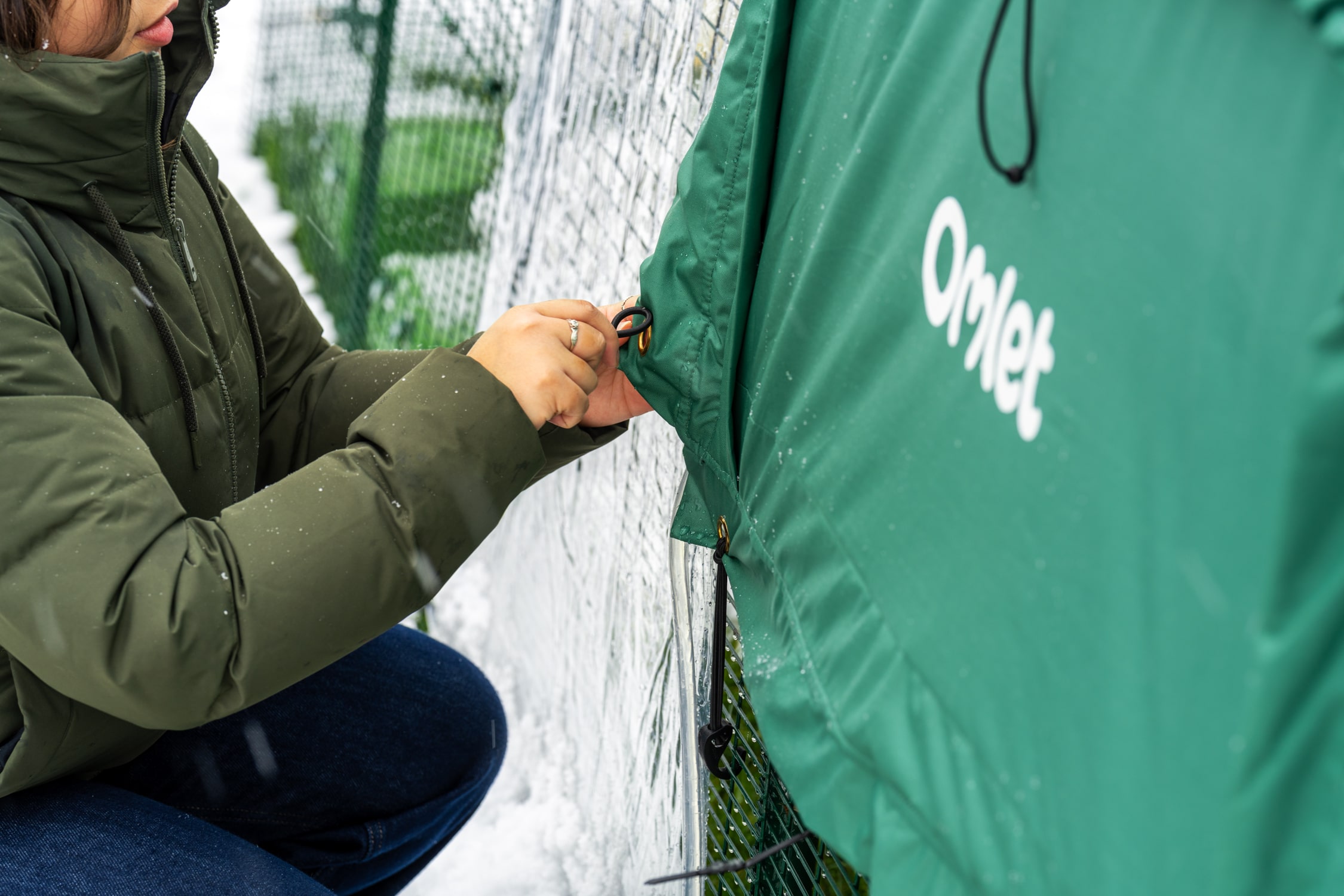 kvinde fastgør jakke til ekstreme temperaturer til Eglu Pro